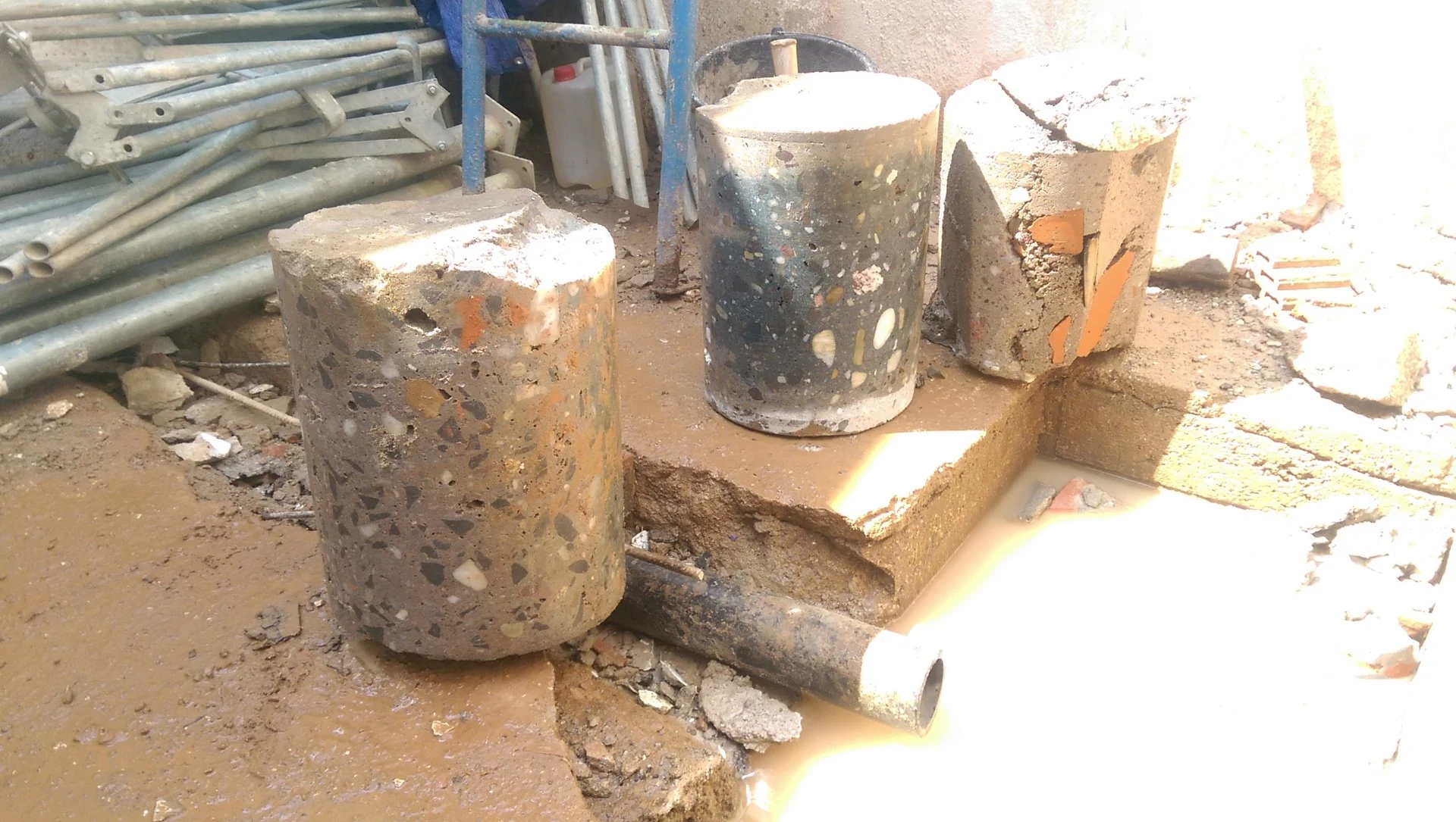 Ukázka sanace zdiva – Výřez po vrtání